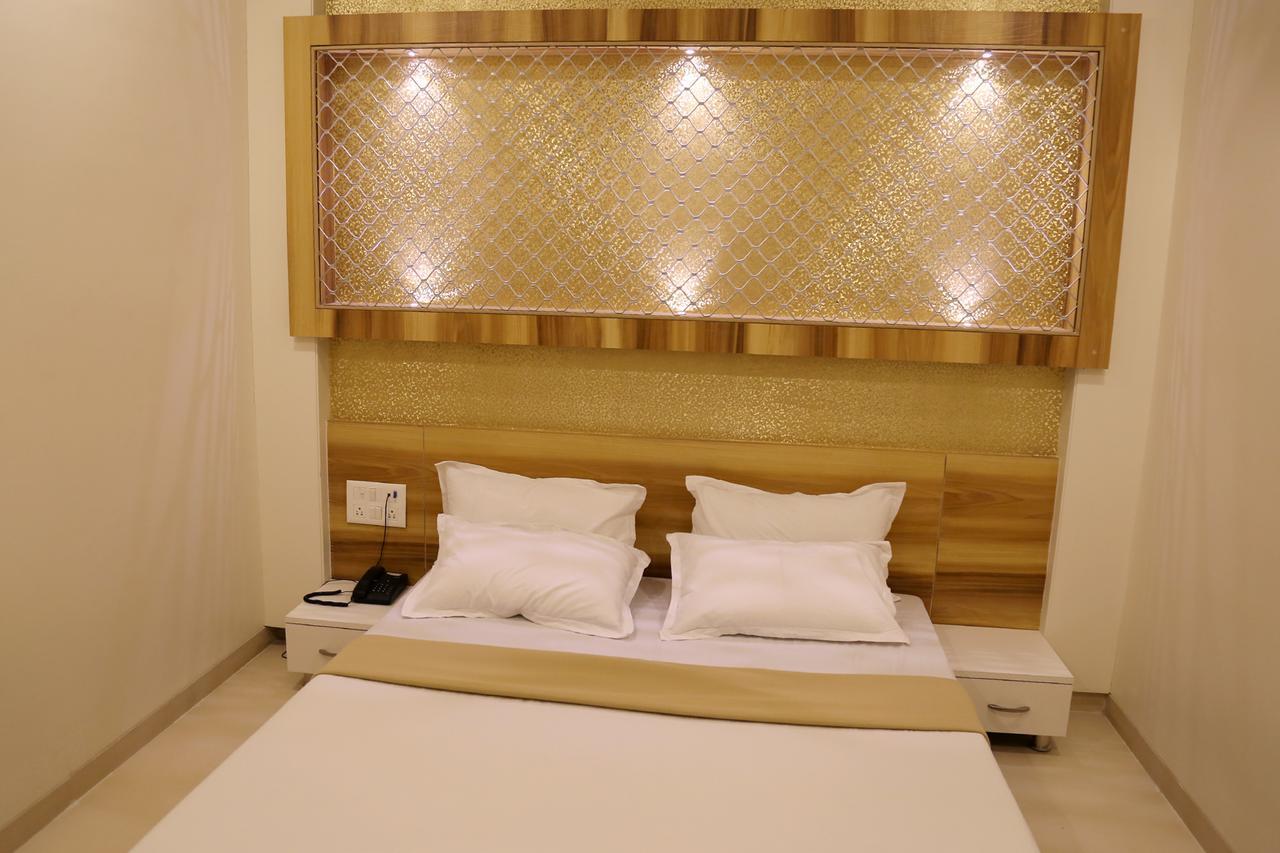 Hotel Vrinda Lātūr Kültér fotó
