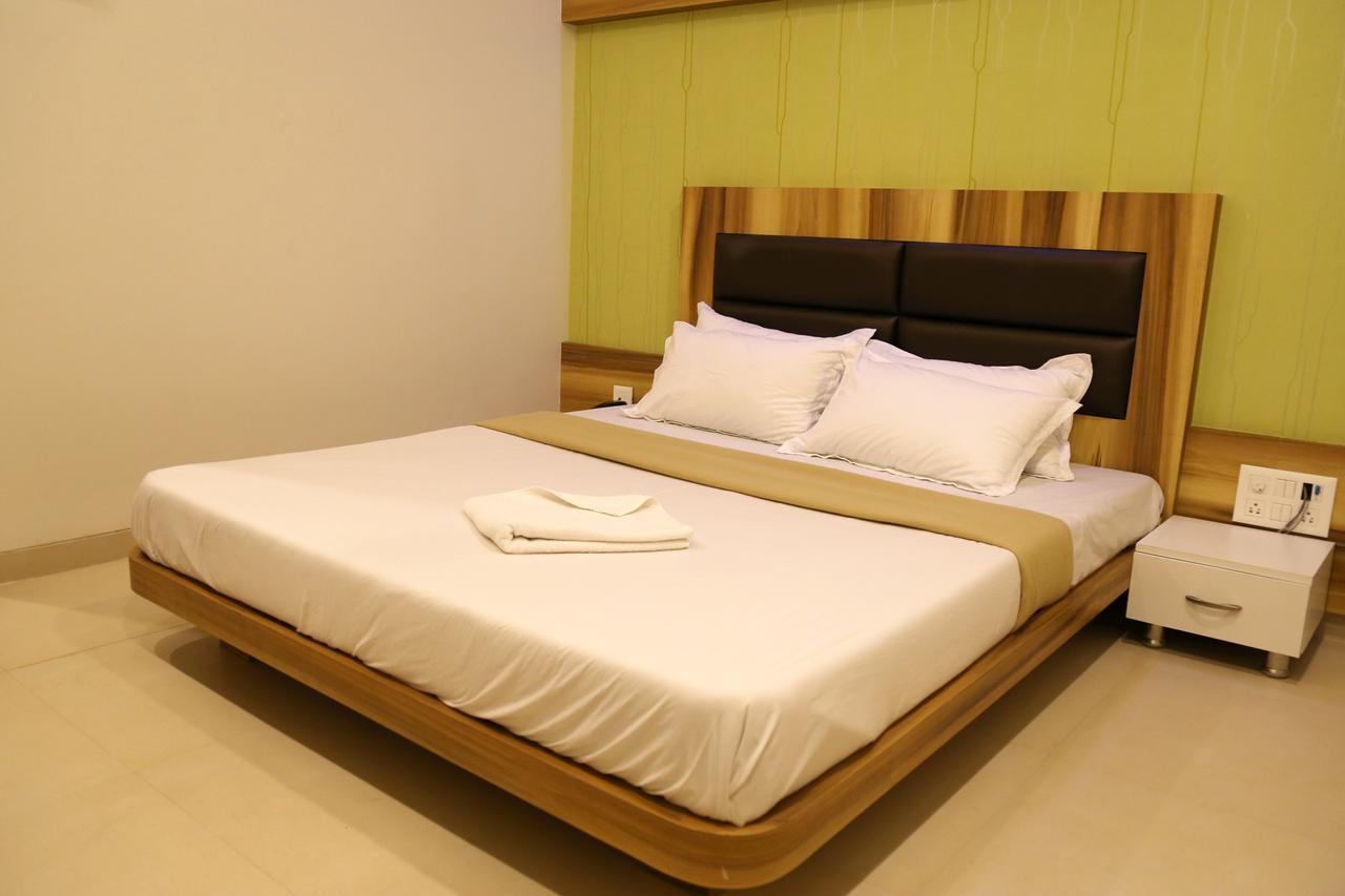 Hotel Vrinda Lātūr Kültér fotó