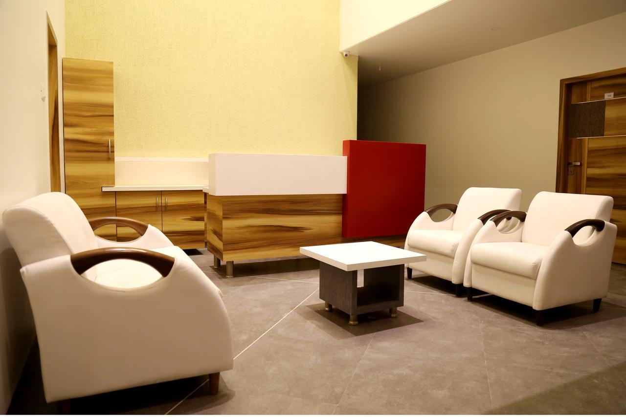 Hotel Vrinda Lātūr Kültér fotó