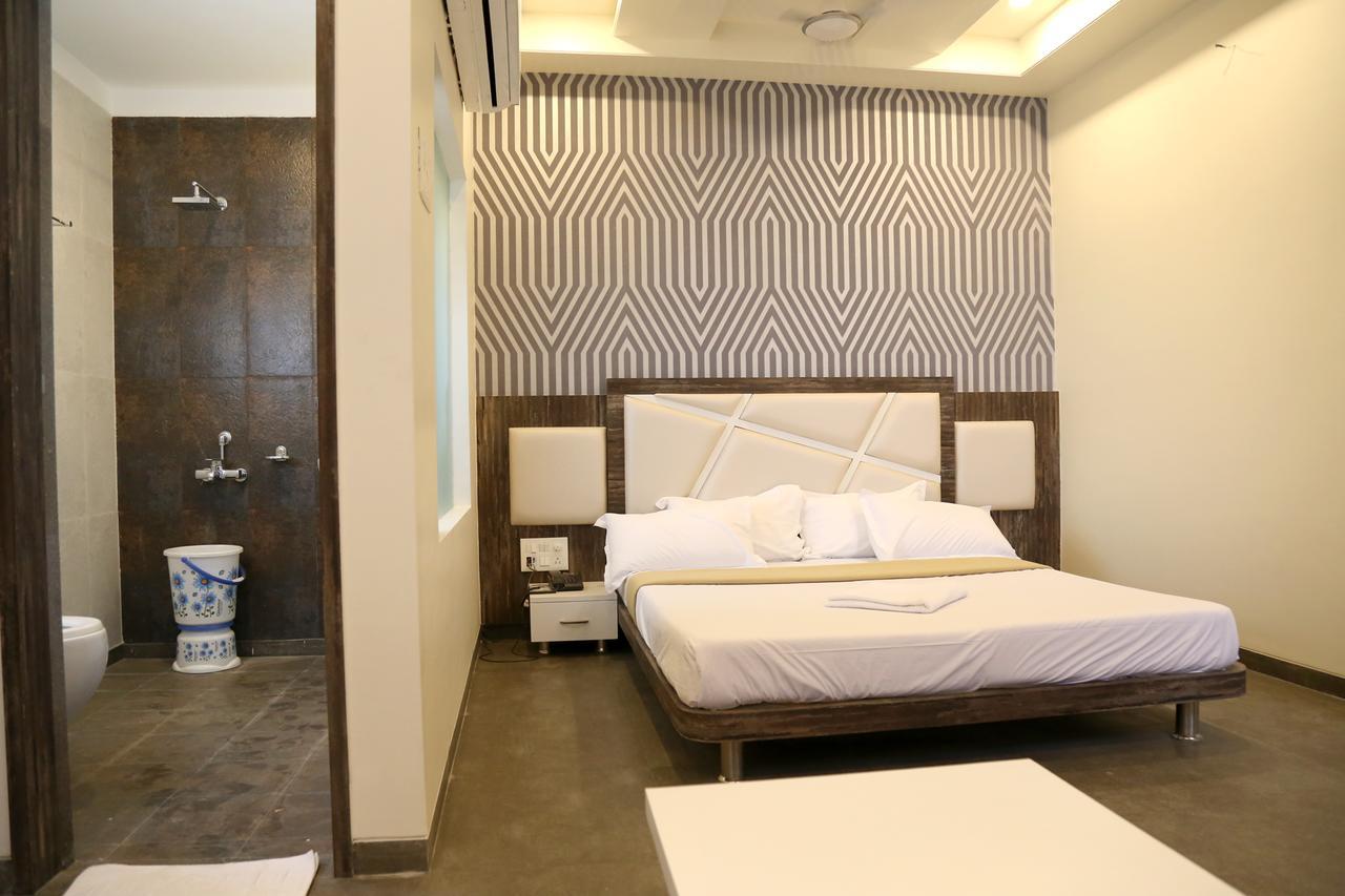 Hotel Vrinda Lātūr Kültér fotó