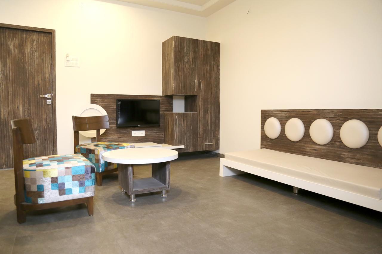 Hotel Vrinda Lātūr Kültér fotó