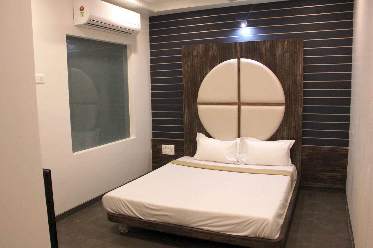 Hotel Vrinda Lātūr Kültér fotó