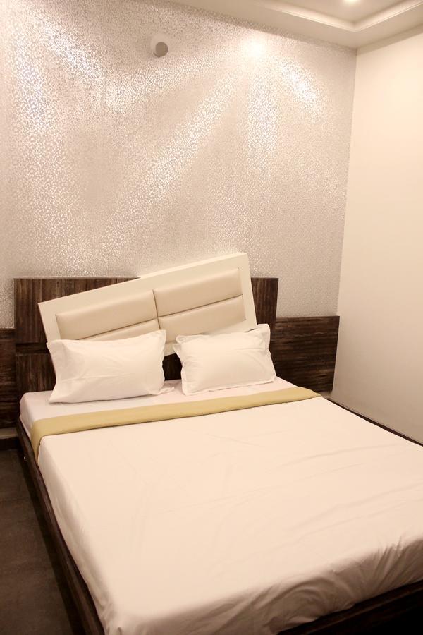 Hotel Vrinda Lātūr Kültér fotó