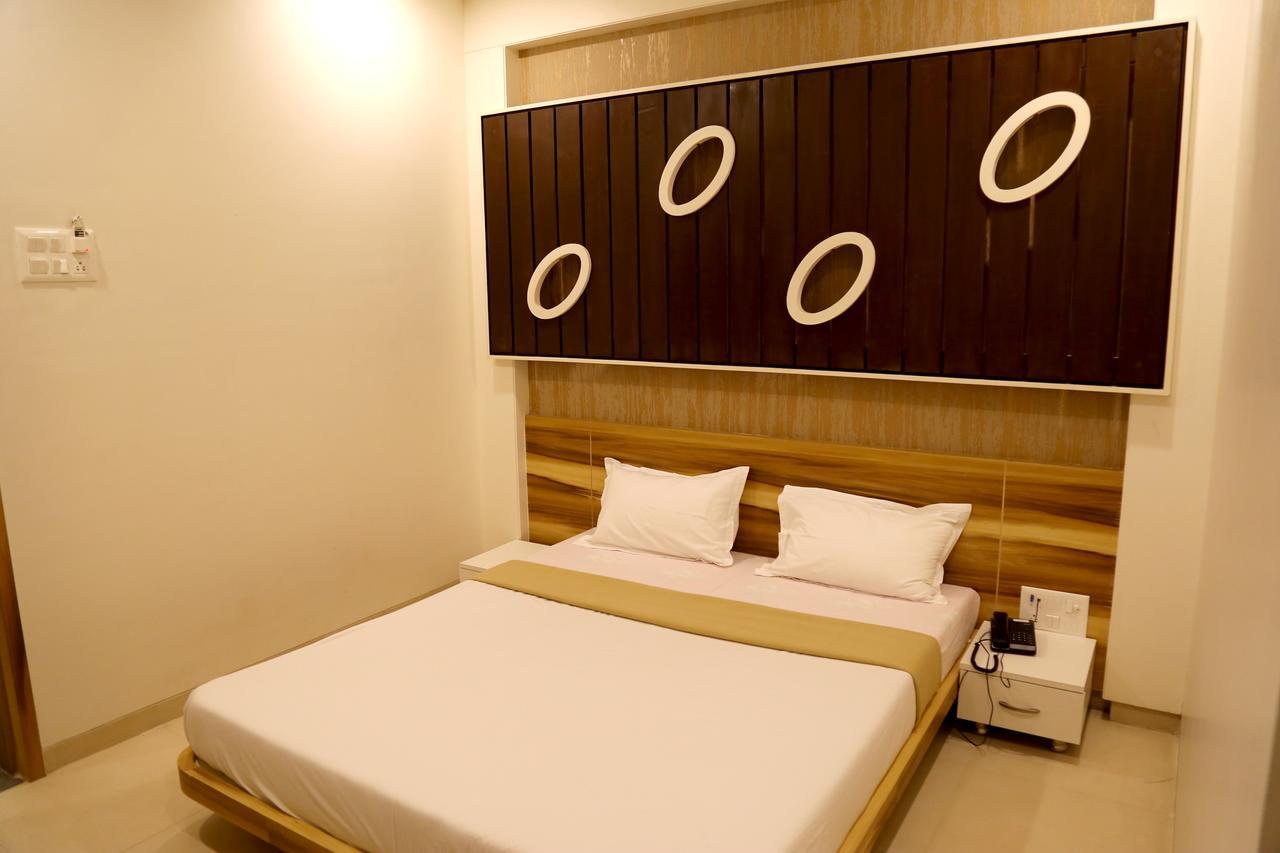 Hotel Vrinda Lātūr Kültér fotó